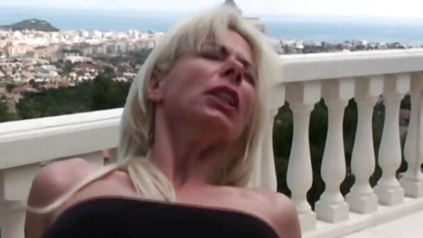 Midira ao amin'ny efitrano fandraisam-bahiny MILF dia mitsambikina avy hatrany amin'ny sofa hilelaka pussies