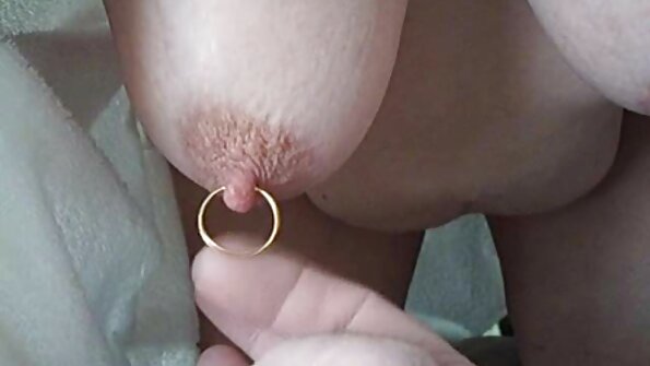 Tsy afaka nandà ny fanirian'ny MILF tsara tarehy ho an'ny efatra ny lehilahy