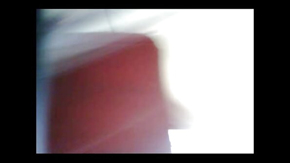 Ny brunette mieboebo manao solomaso mainty dia miditra